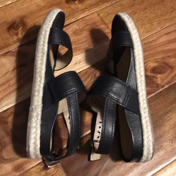 Restocked‼️- 5🌟- Vionic Black LEATHER Sandals - Picture 4 of 8